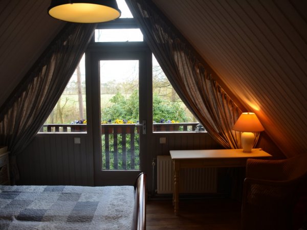 Chambre au lit, au premier etage, avec balcon