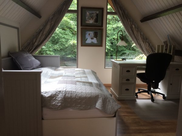 Deuxieme chambre au lit au premier etage, avec vue du jardin